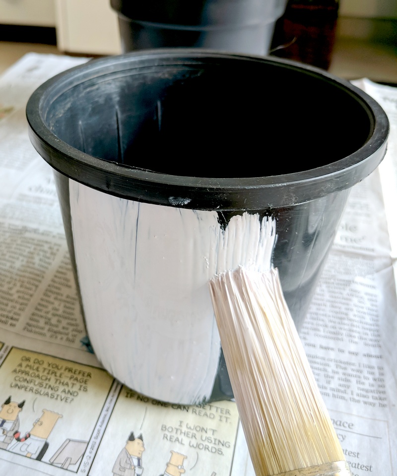 Painting Plastic Flower Pots: Adding Color to Your Garden插图4