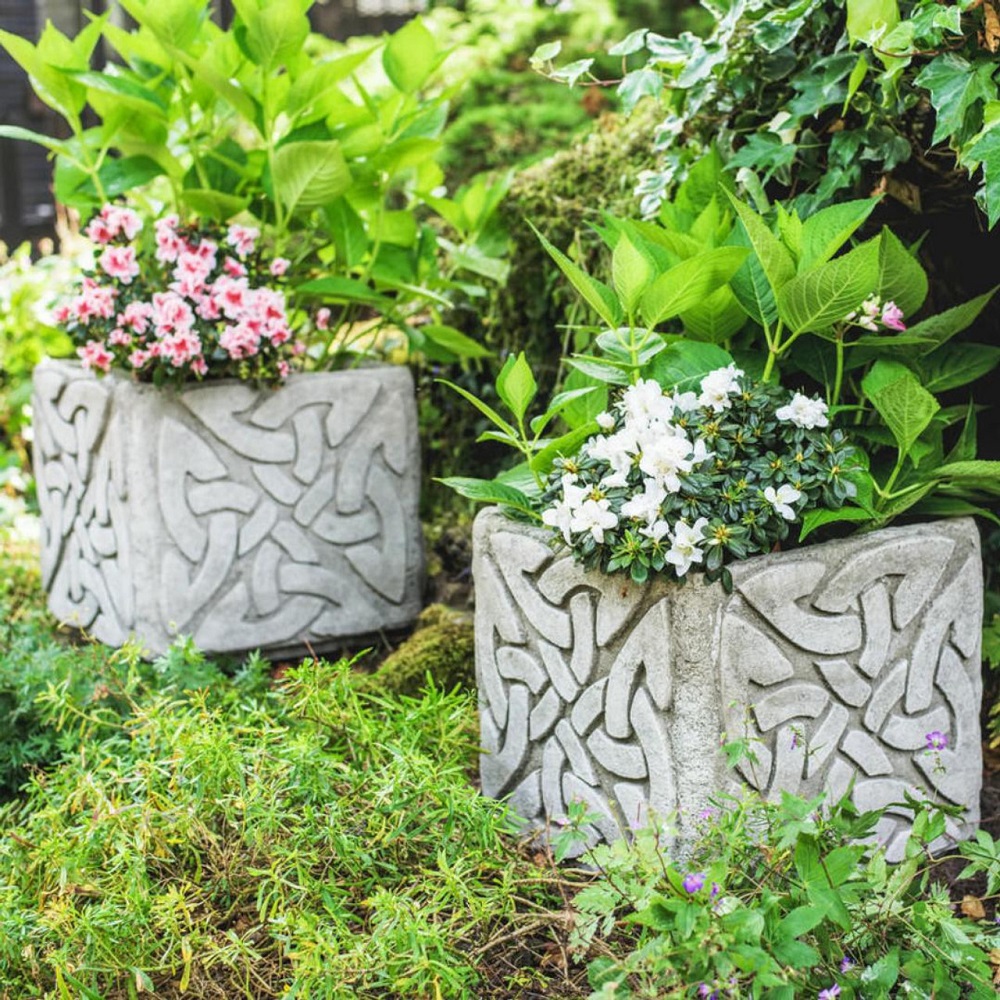 decorating flower pots with stones